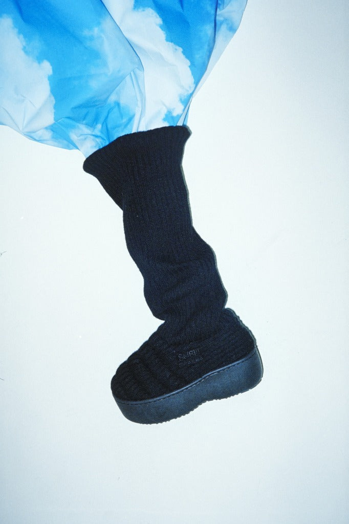 SUBU × ODAKHA コラボレーション第2弾SUBU初となるブーツ型厚底シューズ「loose socks boots」を発表。